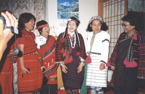 環山の春香さん宅で。中央が・秀美(淑子)さん